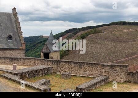 Cour ruine château médiéval Bourscheid au Luxembourg Banque D'Images