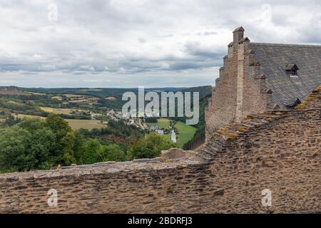 Les vieux murs ruinent le château médiéval de Bourscheid au Luxembourg Banque D'Images