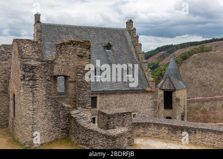 Les vieux murs ruinent le château médiéval de Bourscheid au Luxembourg Banque D'Images