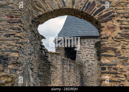 Porte d'entrée ruine château médiéval Bourscheid au Luxembourg Banque D'Images