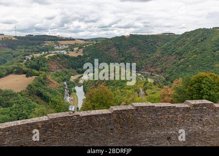 Les vieux murs ruinent le château médiéval de Bourscheid au Luxembourg Banque D'Images