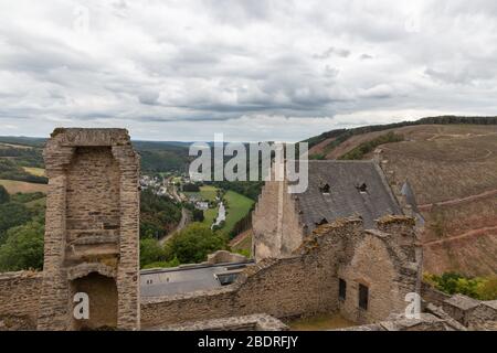 Cour ruine château médiéval Bourscheid au Luxembourg Banque D'Images