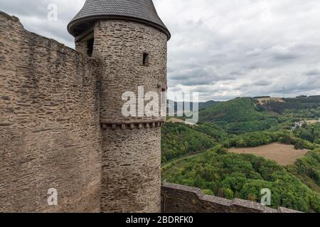 Tour ruine château médiéval Bourscheid au Luxembourg Banque D'Images