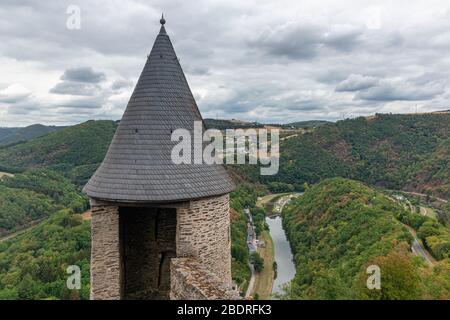 Tour ruine château médiéval Bourscheid au Luxembourg Banque D'Images