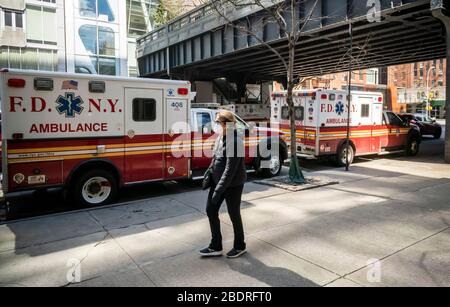 Ambulances stationnées à l'extérieur de la station EMS numéro 7 sous le High Line Park dans le quartier Chelsea de New York le mercredi 1er avril 2020. La FEMA devrait envoyer 250 ambulances avec des équipages à New York pour aider à alléger le fardeau de l'EMT et des ambulanciers de la FDNY en raison du nombre sans précédent d'appels. (© Richard B. Levine) Banque D'Images