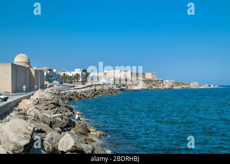 Front de mer avec la Grande Mosquée de Mahdiya en premier plan et Borj el Kebir le fort ottoman à distance, Mahdia, Tunisie Banque D'Images