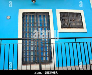 maisons aux couleurs pastel typiques près du port de sciacca sicile italie Banque D'Images