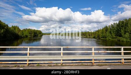 Rivière Tyyrinvirta et pont de garde-corps , Finlande Banque D'Images