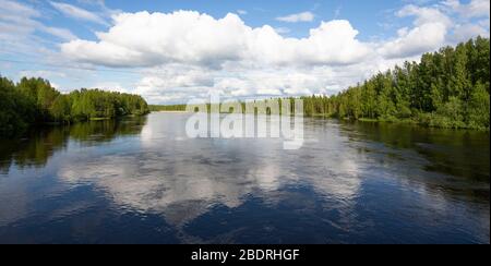 Rivière Tyyrinvirta à été, Finlande Banque D'Images