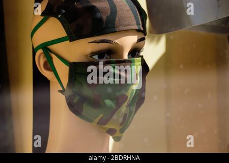 Berlin, Berlin, Allemagne. 9 avril 2020. Un mannequin avec un masque respiratoire auto-cousu dans un motif camouflage peut être vu dans une fenêtre de magasin. Le gouvernement fédéral allemand et les chefs de gouvernement des États fédéraux ont adopté des lignes directrices visant à restreindre encore davantage les contacts sociaux dans le secteur public en raison de l'épidémie de corona en Allemagne. Actuellement, les réunions de plus de deux personnes ne sont pas autorisées. Dans la mesure du possible, une distance minimale de 1,5 mètre doit être maintenue. Les violations sont passibles d'une amende. Crédit: Jan Scheunert/ZUMA Wire/Alay Live News Banque D'Images