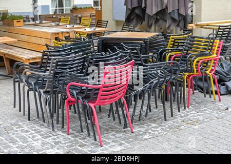 Chaises en métal empilées au restaurant Terrace Outdoor Banque D'Images