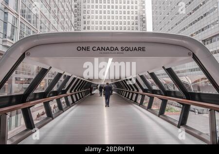 LONDRES- un homme d'affaires dans le quartier financier de Canary Wharf à Londres, qui se trouve à pied des bureaux du bâtiment One Canada Square. Banque D'Images