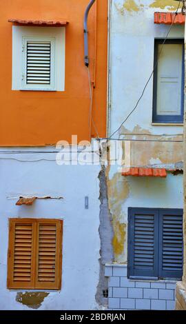 maisons aux couleurs pastel typiques près du port de sciacca sicile italie Banque D'Images