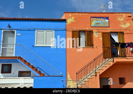 maisons aux couleurs pastel typiques près du port de sciacca sicile italie Banque D'Images