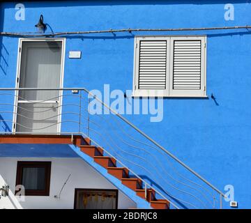 maisons aux couleurs pastel typiques près du port de sciacca sicile italie Banque D'Images