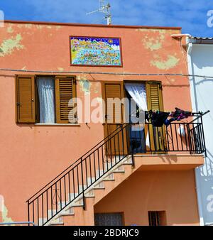 maisons aux couleurs pastel typiques près du port de sciacca sicile italie Banque D'Images