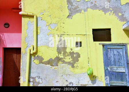 maisons aux couleurs pastel typiques près du port de sciacca sicile italie Banque D'Images