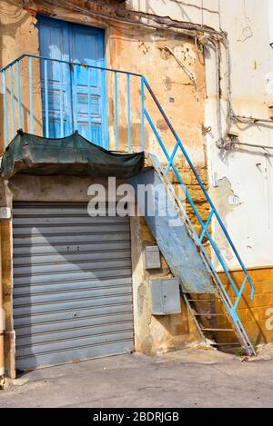 maisons aux couleurs pastel typiques près du port de sciacca sicile italie Banque D'Images