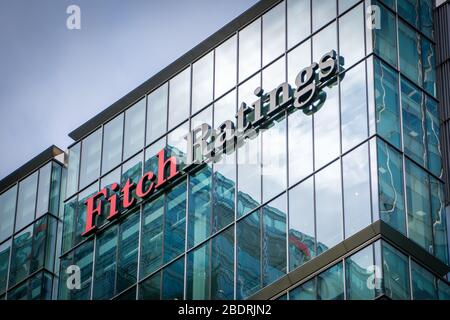 LONDRES- Fitch ratings logo extérieur à Canary Wharf, l'une des trois grandes agences de notation de crédit. Banque D'Images