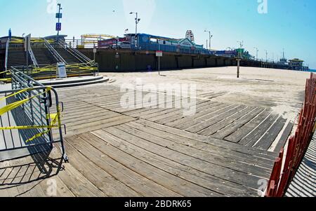 Le 9 avril 2020, le gouverneur Gavin Newsom a émis un ordre de séjour à la maison pour les résidents de Californie, y compris des zones comme Santa Monica, Venice Beach. Banque D'Images