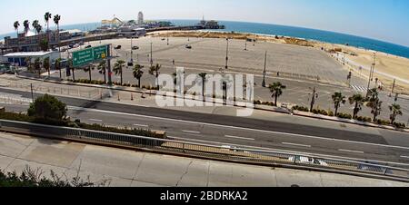 Le 9 avril 2020, le gouverneur Gavin Newsom a émis un ordre de séjour à la maison pour les résidents de Californie, y compris des zones comme Santa Monica, Venice Beach. Banque D'Images