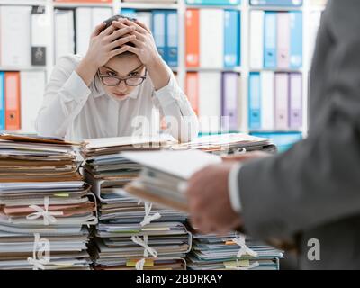 Epuise Jeune Secretaire Deborde De Travail Son Patron Amene Plus De Paperasserie A Son Photo Stock Alamy