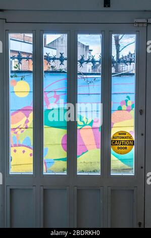 Attention ouverture de session automatique sur un autocollant jaune de mise en garde automatique de porte sur le centre communautaire Banque D'Images