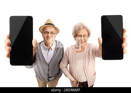 Personnes âgées montrant des smartphones avec des écrans vierges devant l'appareil photo isolés sur fond blanc Banque D'Images