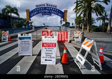 Le 9 avril 2020, le gouverneur Gavin Newsom a émis un ordre de séjour à la maison pour les résidents de Californie, y compris des zones comme Santa Monica, Venice Beach. Banque D'Images