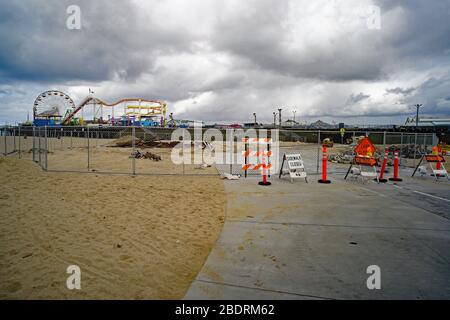 Le 9 avril 2020, le gouverneur Gavin Newsom a émis un ordre de séjour à la maison pour les résidents de Californie, y compris des zones comme Santa Monica, Venice Beach. Banque D'Images