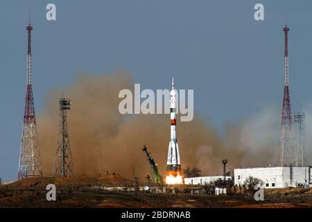 BAIKONUR, KAZAKHSTAN - 09 avril 2020 - le Soyuz MS-16 se lève du site 31 au Cosmodrome de Baïkonour au Kazakhstan jeudi 9 avril 2020 envoi Banque D'Images