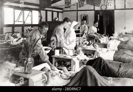 Infirmières et soldats dans un hôpital de campagne de la somme Banque D'Images