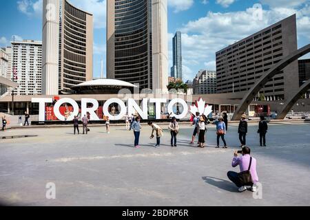 Nouvel hôtel de ville de Toronto et place Nathan Phillips à Toronto, Ontario, Canada, Amérique du Nord, design primé Banque D'Images