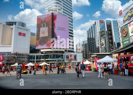 Yonge et Dundas Square dans le centre-ville de Toronto, en Ontario, au Canada, en Amérique du Nord Banque D'Images