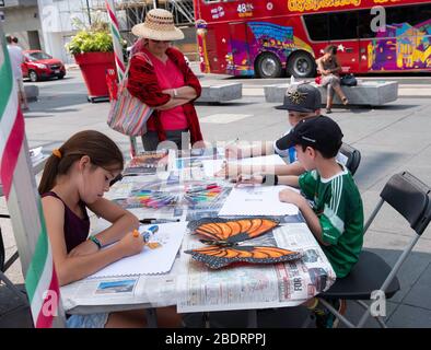 Les enfants qui travaillent sur des dessins pour compléter la place Yonge et Dundas dans le centre-ville de Toronto, en Ontario, au Canada, en Amérique du Nord Banque D'Images