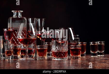 Ensemble de boissons alcoolisées fortes dans des verres sur un fond sombre. En présence de liqueur, whisky, vodka, rhum, brandy, tequila. Banque D'Images