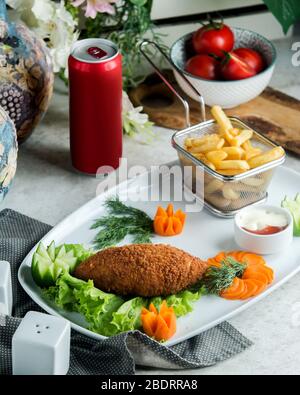 filet de poulet pané servi avec des frites et des carottes Banque D'Images