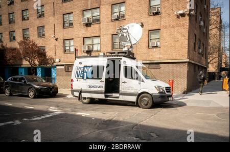 Une fourgonnette de nouvelles Spectrum News NY 1 stationnée dans le quartier de Chelsea à New York le mardi 7 avril 2020. (© Richard B. Levine) Banque D'Images