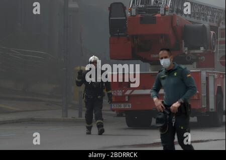 Madrid, Espagne - 8 avril 2020 incendie dans la concession Hyundai en état d'alarme complet en raison d'un coronavirus dû à un court-circuit électrique. Banque D'Images