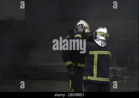 Madrid, Espagne - 8 avril 2020 incendie dans la concession Hyundai en état d'alarme complet en raison d'un coronavirus dû à un court-circuit électrique. Banque D'Images