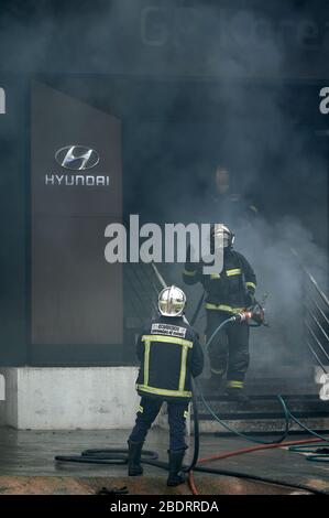 Madrid, Espagne - 8 avril 2020 incendie dans la concession Hyundai en état d'alarme complet en raison d'un coronavirus dû à un court-circuit électrique. Banque D'Images