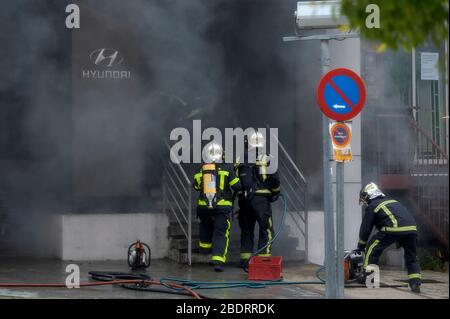 Madrid, Espagne - 8 avril 2020 incendie dans la concession Hyundai en état d'alarme complet en raison d'un coronavirus dû à un court-circuit électrique. Banque D'Images