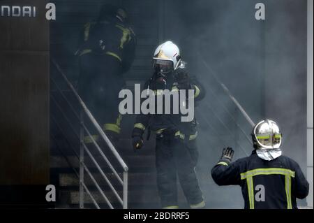 Madrid, Espagne - 8 avril 2020 incendie dans la concession Hyundai en état d'alarme complet en raison d'un coronavirus dû à un court-circuit électrique. Banque D'Images