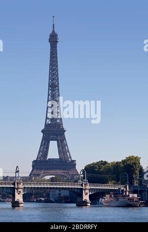 Paris, France - 07 septembre 2016 : Pont Rouelle avec la Tour Eiffel derrière. Banque D'Images