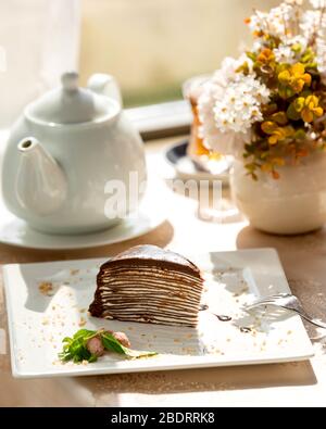 tranche de gâteau en crêpe au chocolat avec crème blanche Banque D'Images