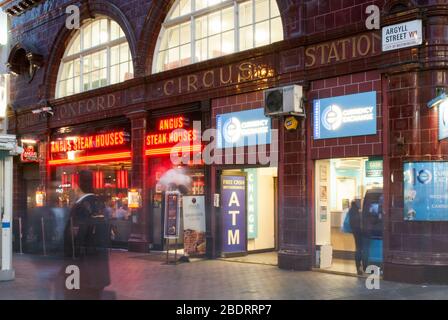 Bordeaux Rouge carreaux vitrés Oxford Street Station de métro, Oxford Street, Soho, W1B par Sir Benjamin Baker Banque D'Images