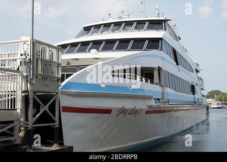 L'Administration Steamship et le port de Hyannis travaillent ensemble pour faire entrer et sortir des bateaux et bateaux du continent et des îles quotidiennement. Occupé en été ! Banque D'Images