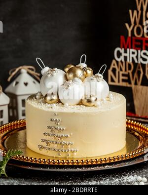 gâteau de noël à thème avec boules d'arbre de noël en blanc et or Banque D'Images