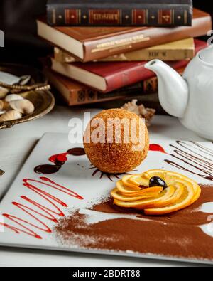 dessert en forme de boule avec tranches d'orange et des spokles de café Banque D'Images