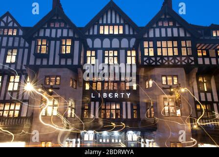 Grand magasin traditionnel Tudor Revival Architecture Liberty London Libertys Regent Street, Soho, Londres W1B 5 AH par Edwin Stanley Hall Thomas Hall Banque D'Images